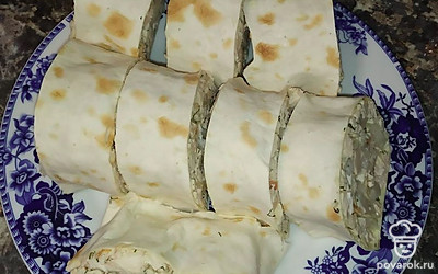 Разрежьте рулет из лаваша перед подачей!