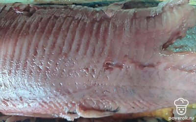 Уберите косточки пинцетом.