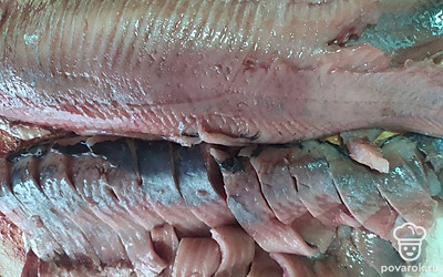 Нарежьте рыбу на кусочки.