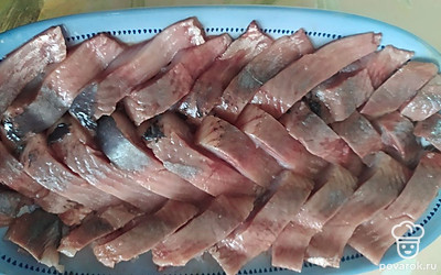 Выложите сельдь косичкой.