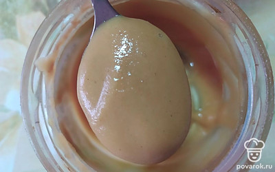 Приготовьте соус. Возьмите ложку горчицы.