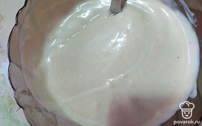 Дополните тремя ложками сметаны.