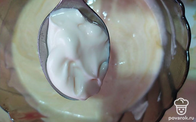 Добавьте ложку майонеза и перемешайте.