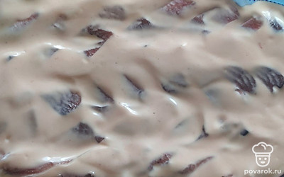 Смажьте рыбу и уберите с холодильник пропитаться.