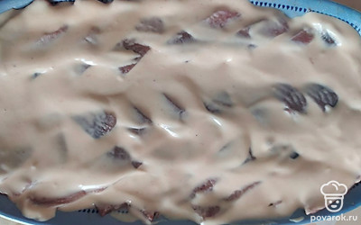 Готовую закуску украсьте зеленью.