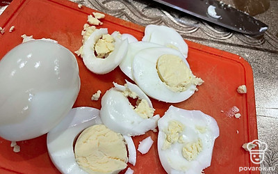 Сварите яйца 10 минут и тоже тонко нашинкуйте. Не всегда получается красиво, чтобы не разваливались, нарежьте потолще.