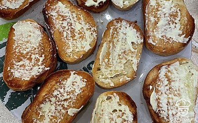 Смажьте батон майонезом.