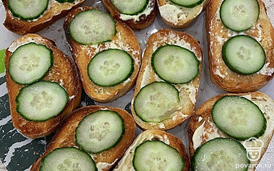 Первым слоем выложите огурец.