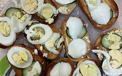 Далее разложите яйца.