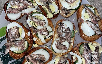 Последний слой — шпроты.