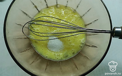 Яйца слегка взбейте, добавьте соль и сахар. 