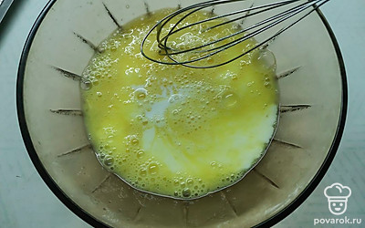 Влейте молоко и хорошо взбейте венчиком. 