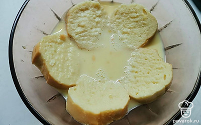 Кусочки багета обмакните в яичную смесь со всех сторон. Багет должен полностью пропитаться. 