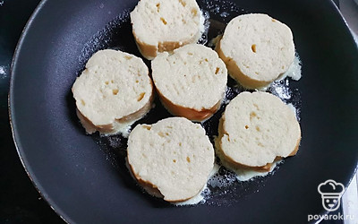 Выложите кусочки багета на раскаленную сковороду, смазанную сливочным маслом. Обжарьте до румяной корочки. 