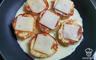 Залейте гренки остатками яичной смеси. 