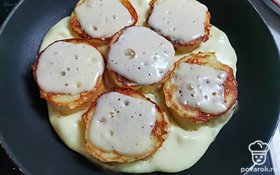 Накройте крышкой и жарьте до готовности. 