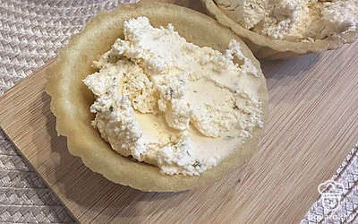 Сверху разложите творожный сыр. У меня он с креветкой, поэтому придает более интересный вкус.