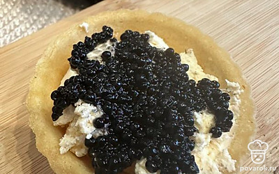 Сверху распределите черную икру.