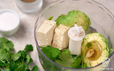 Взбейте в блендере все ингредиенты для соуса. Должна получиться однородная смесь, похожая на сметану.