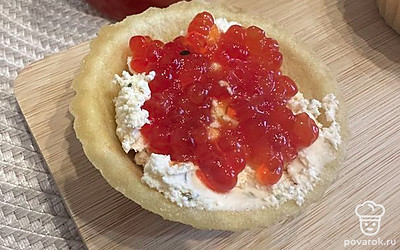 В другие тарталетки выложите красную икру.