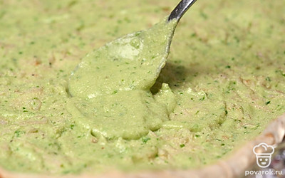 На фольгу или пищевую пленку выложите лаваш. Смажьте его соусом.