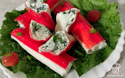 Крабовая закуска готова. Украсьте зеленью и подайте к столу. Приятного аппетита!