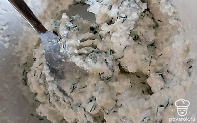 Добавьте майонез, соль и перец. Все тщательно перемешайте.