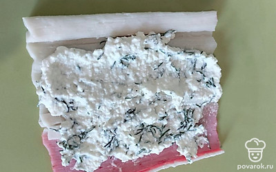 Разверните крабовые палочки, положите в них начинку и сверните обратно в рулет.