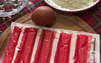 Подготовьте все ингредиенты. Нам понадобятся крабовые палочки, сухари и одно яйцо.