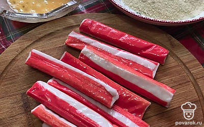 Палочки освободите от упаковки, яйцо взбейте вилкой.