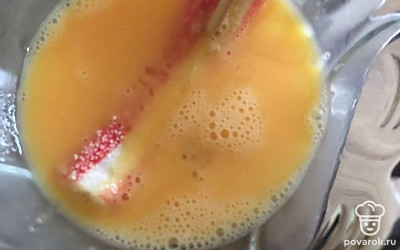 Затем обмакните в яйцо. Я это делаю шпажкой.