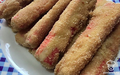 Готовые палочки выложите на блюдо, дайте им остыть.