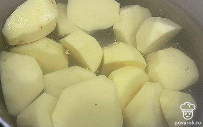 Почистите картошку и разрежьте ее на половинки. Варите на среднем огне.