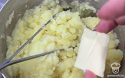 Из готового картофеля сделайте пюре, добавив кусочек масла и соль.