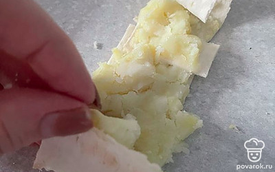 Разрежьте лаваш на длинные полоски. Выложите на полоски пюре, заверните.