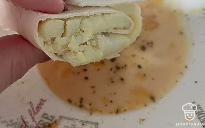 Окуните конвертики из лаваша в яйцо с паприкой.