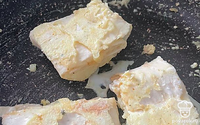 Обжарьте конверты с двух сторон до золотистой корочки.