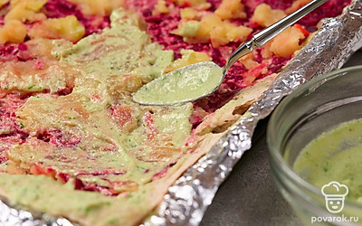 Далее выложите слой картофеля и покройте его соусом.