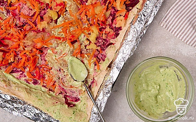 Выложите морковь. Смажьте ее тонким слоем соуса.