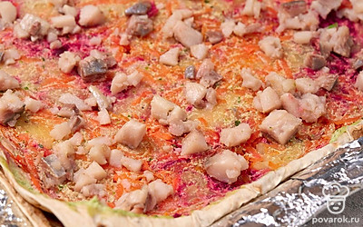 Последним слоем выложите мелко нарезанную сельдь.