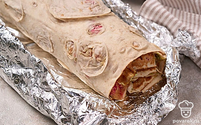 Сверните лаваш в рулет и уберите в холодильник на 30 минут.