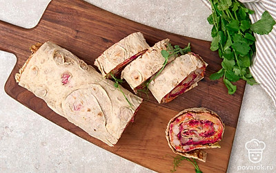 Нарежьте рулет на небольшие порции и выложите на большую тарелку. Украсьте ее веточками укропа и подайте на стол.