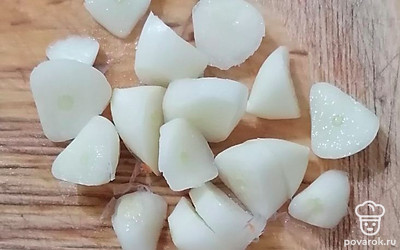 Чеснок почистите и нарежьте поперек. 