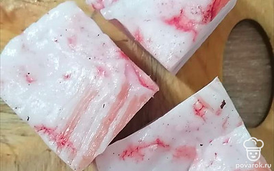 Сало нарежьте на порционные кусочки. 