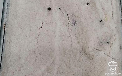 Сверху засыпьте все солью. Контейнер накройте крышкой и оставьте на сутки при комнатной температуре. Поставьте в холодильник на неделю. Через 7 дней сало будет готово.