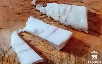 Сало не только вкусное, но и полезное. Очень удобно, когда в холодильнике есть такая закуска. 