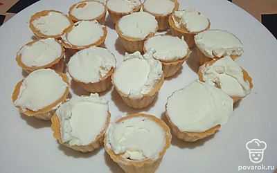 Тарталетки для икры начините творожным сыром.