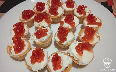 Выложите сверху соленую икру горбуши.