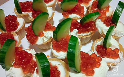Огурец нарежьте. Выложите красиво в тарталетки. Подавайте как самостоятельное блюдо.