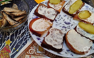 Хлебные ломтики натрите чесноком и смажьте майонезом. 